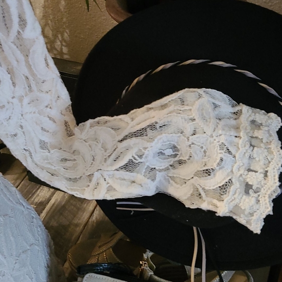 BEAUTIFUL CREAMY WHITE LACE LINED MIDI DRESS - Picture 9 of 16